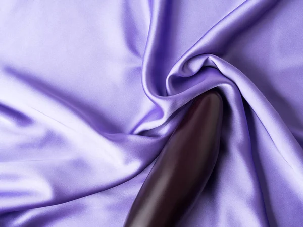 Szexi fogalom padlizsánnal lila gyűrött selyemlemezen — Stock Fotó