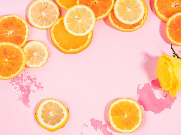 Vibe de verão laranja citrinos fatia fundo textura de frutas em pastel rosa com manchas molhadas — Fotografia de Stock