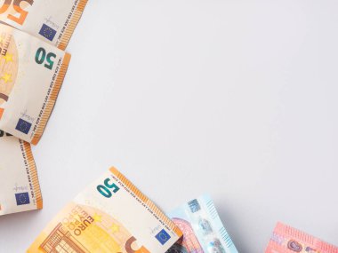 Mavi arkaplandaki Euro para birimi banknotları çerçevesi