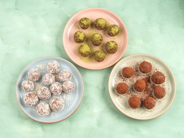 Üç farklı tat enerji topları, kakao, hindistan cevizi, kibrit.