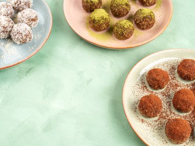 Üç farklı tat enerji topları, kakao, hindistan cevizi, kibrit.