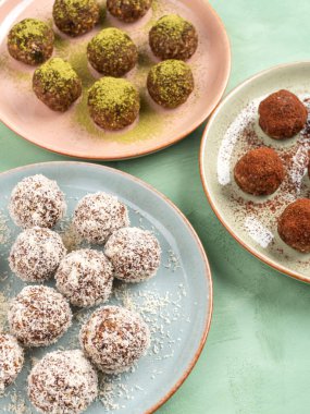 Üç farklı tat enerji topları, kakao, hindistan cevizi, kibrit.