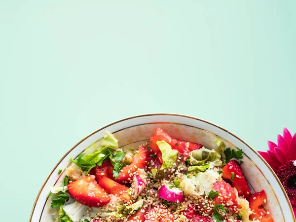 Fresh summer healthy fiber protein vitamin salad in bowl with strawberries, lettuce, tuna, tomatoes — Stock Photo, Image