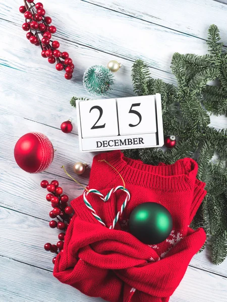 Navidad festiva plana yacía en blanco con calendario y diciembre, 25 fecha, suéter de invierno de vacaciones rojas — Foto de Stock