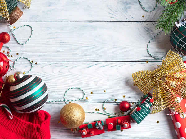 Marco de adorno rojo, verde y dorado de Navidad sobre fondo de madera. El humor de Año Nuevo de fiesta — Foto de Stock