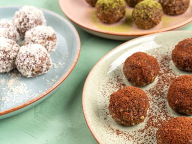 Üç farklı tat enerji topları, kakao, hindistan cevizi, kibrit.