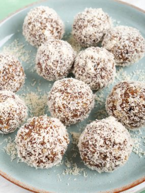 Ev yapımı enerji proteini topları, hindistan cevizi gevreği ve fıstık ezmesi.