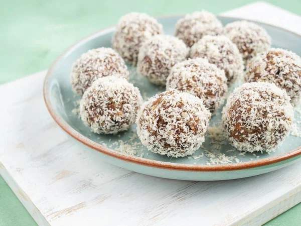 Bolas de proteína de energia caseira com flocos de coco e manteiga de noz Fotos De Bancos De Imagens Sem Royalties