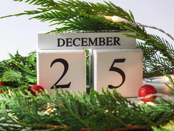 25 de diciembre Fecha de celebración de la Navidad en el calendario en el marco de la rama verde y la decoración de fiesta roja — Foto de Stock