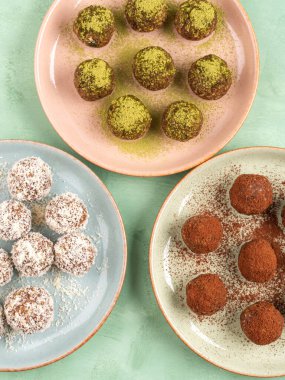 Üç farklı tat enerji topları, kakao, hindistan cevizi, kibrit.