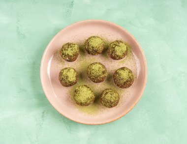 Fındık ezmeli ve kurutulmuş meyveli kibrit çay enerji topları.