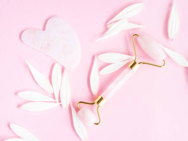 Su dalgalanması arka planında pembe kuvars güasha yüz silindiri. Güzellik masaj aracı