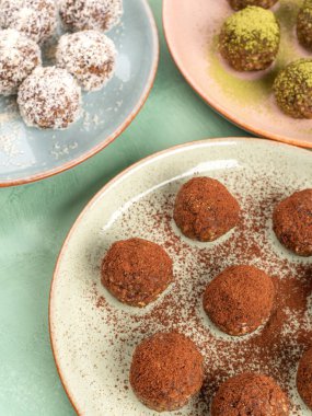 Üç farklı tat enerji topları, kakao, hindistan cevizi, kibrit.