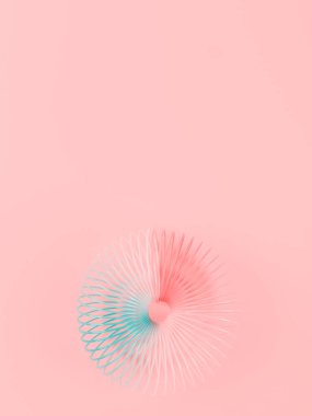 Pembe arka planda renkli spiral plastik oyuncak