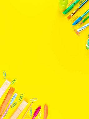 Okul konseptine geri dönelim. Sarı arkaplanda renkli yazma araçları çerçevesi