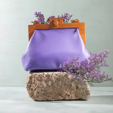 Mor kadın çantalı doğal gri taş podyum.