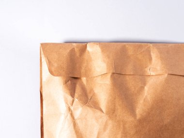 Gri arkaplanda iletilecek sıfır atık kağıt paketi