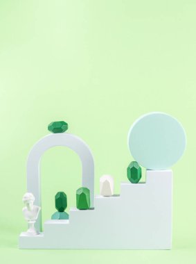 Geometrik şekilli, tahta elementler ve podyumlarla beyaz merdiven podyumu