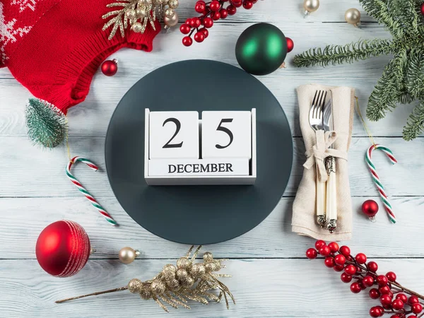 Navidad ajuste de mesa festiva con decoración, plato azul con calendario — Foto de Stock