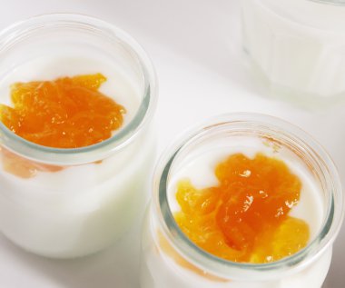 Reçel ile doğal yoğurt