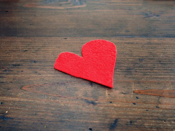 Rood hart op houten achtergrond — Stockfoto