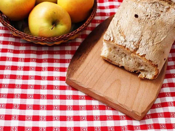 Rustieke brood en appels — Stockfoto