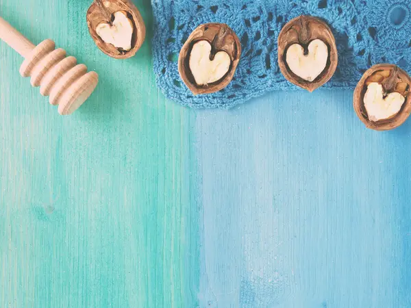 Приготування дерев'яного фону з волоськими горіхами — стокове фото