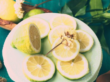 Yeşil dilimlenmiş limon