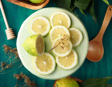 Yeşil dilimlenmiş limon