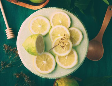 Yeşil dilimlenmiş limon