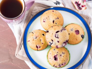 Yoğurt kek çilek ile