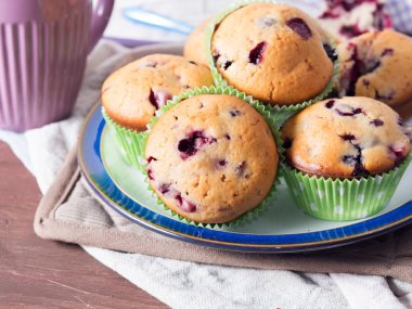 Yoğurt kek çilek ile