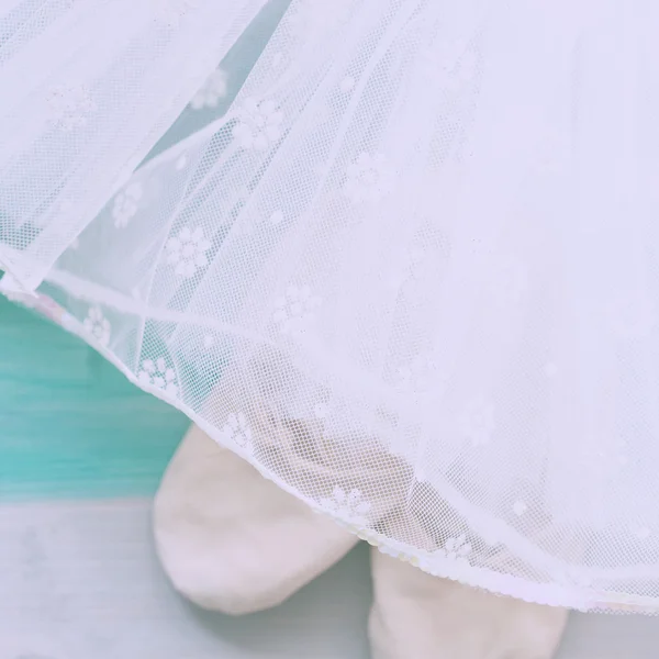 Белая юбка в балетной пачке с туфлями танцоров — стоковое фото