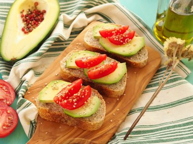 Bütün tahıl sandviç avokado ve domates