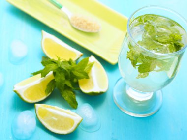 Mojito kokteyl ve malzemeler