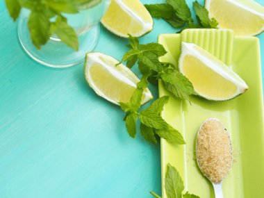 Mojito kokteyl ve malzemeler