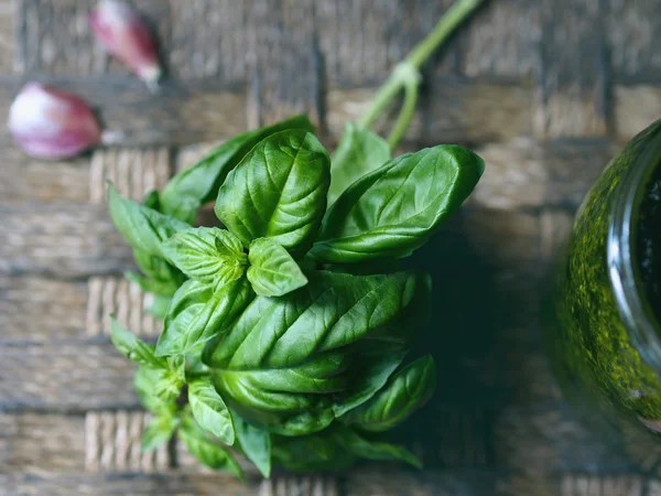 Italienisches Sauce Pesto auf rustikalem Hintergrund — Stockfoto