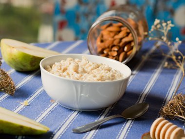 Kahvaltı natürmort yulaf lapası ile