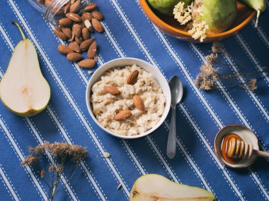 Kahvaltı natürmort yulaf lapası ile