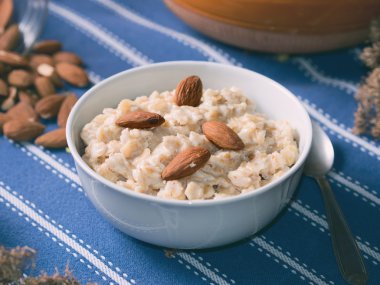 Kahvaltı natürmort yulaf lapası ile