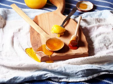 Ahşap doğrama tahtası üzerinde tatlım