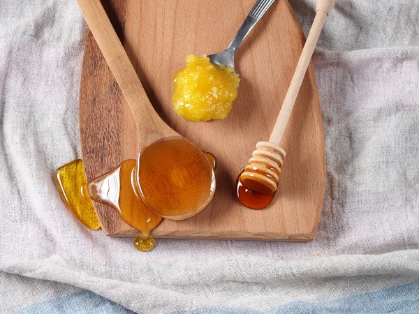 Méz a fa vágódeszka — Stock Fotó
