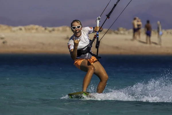 Mutlu sörfçü kadın