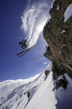 Kayakçı karşı mavi gökyüzü atlama.
