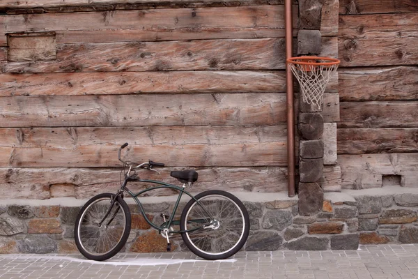 Eski bisikleti ahşap duvara yaslanmış