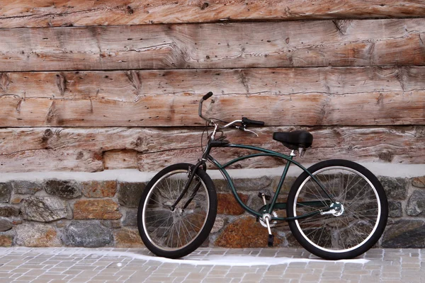 Gamla cykel lutande på en trävägg. — Stockfoto