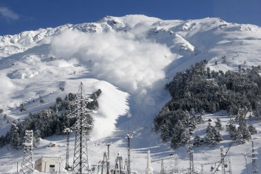 Kuru kar çığ bir toz bulutu ile. Caucasus