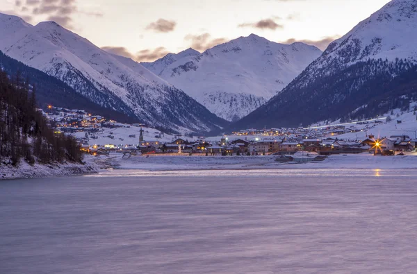 Mountain Village ao entardecer  . — Fotografia de Stock