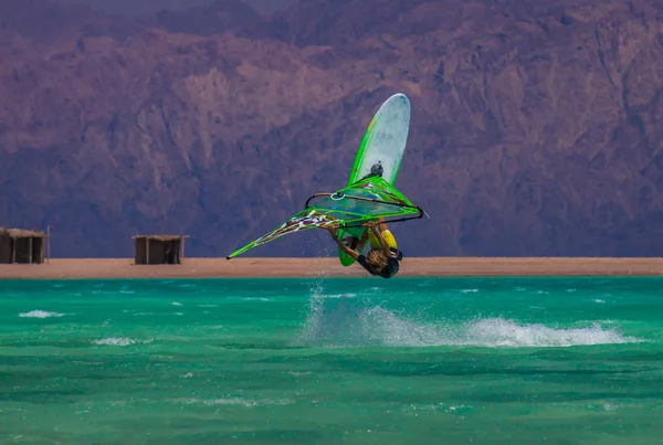 Windsurfer's atlama.