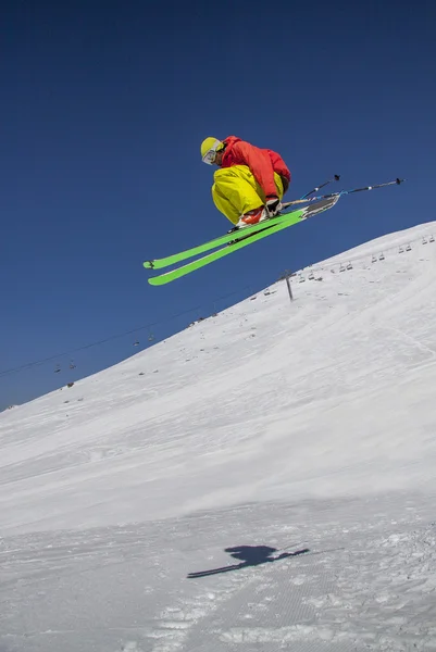 晴れた日の青空スキーヤーがジャンプします。. ストック画像